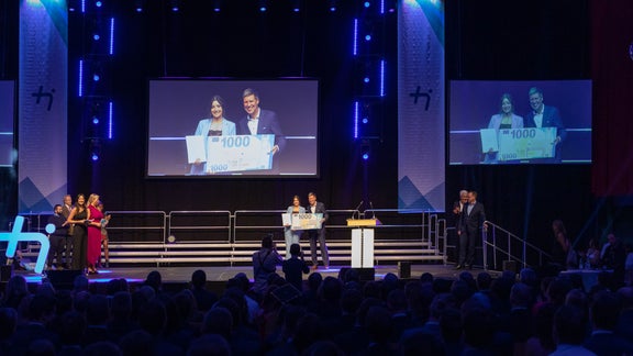 Personen auf der Bühne beim THI Award