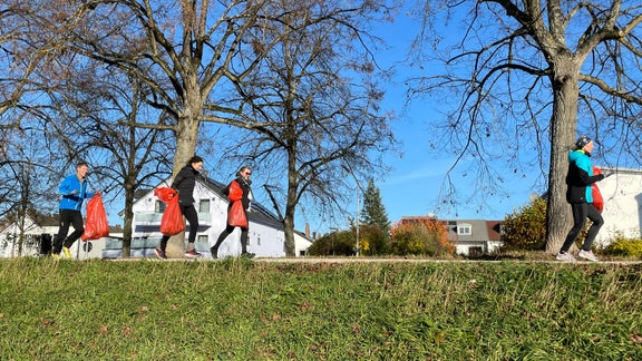 Läufer_innen und Sammler_innen: Die Plogger_innen befreien beliebte Laufstrecken von Müll. 