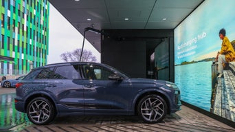 Ein Audi Q6 SUV e-tron lädt am Audi charging Hub am EUREF Campus in Düsseldorf