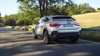 走行しているAudi Q3のリア画像