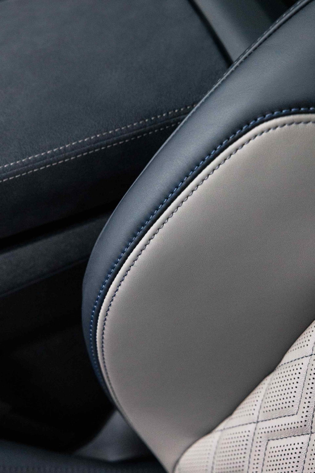 Detailaufnahme einer Sitzwange im Audi A6 Avant. Man erkennt die unterschiedlichen Farben und die Nähte.