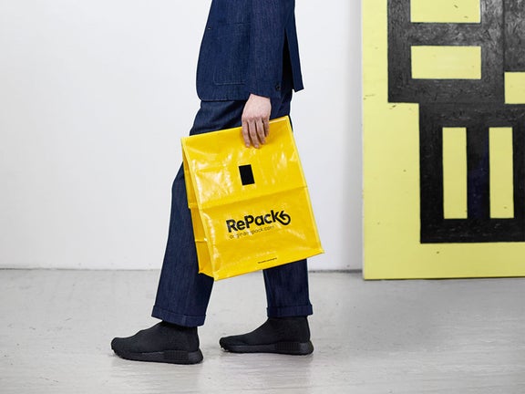 Someone carrying a yellow RePack-Bag.