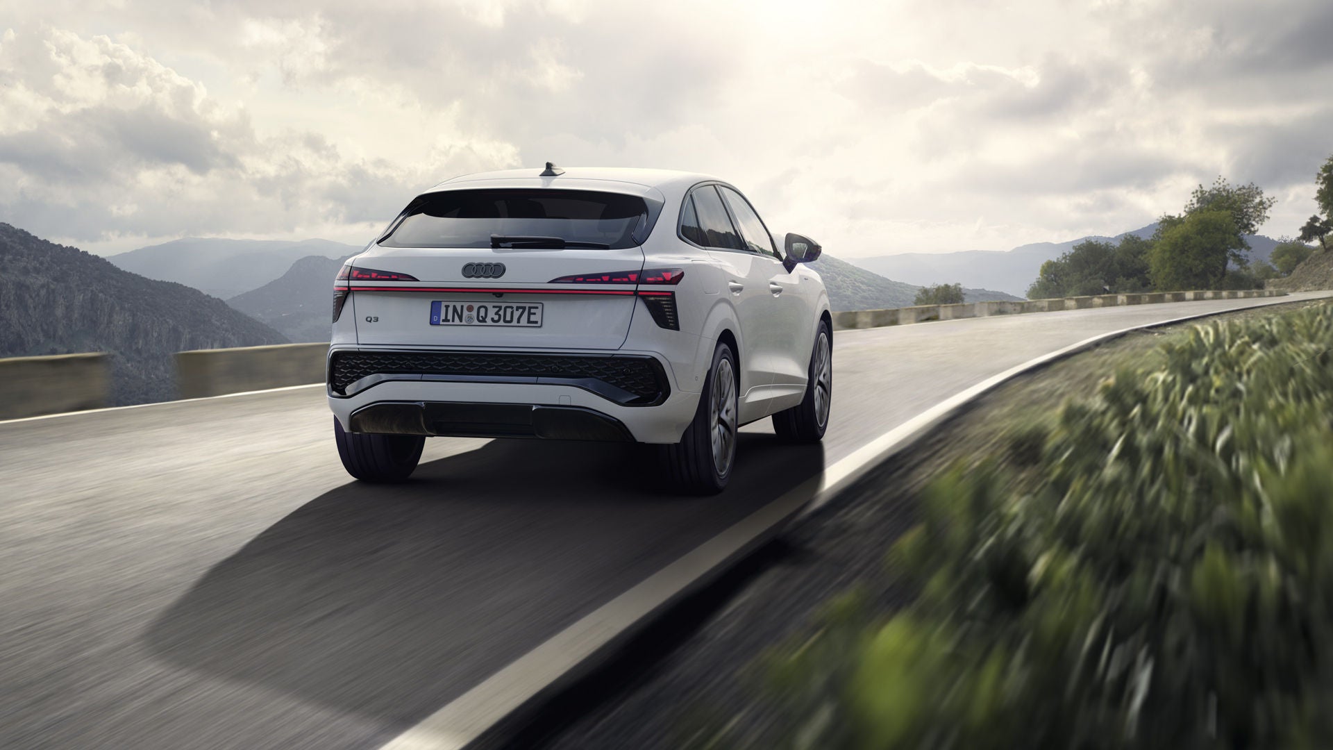 Cockpit di Audi Q3 Sportback e-hybrid con focus su volante, display panoramico e pacchetto luci ambiente.