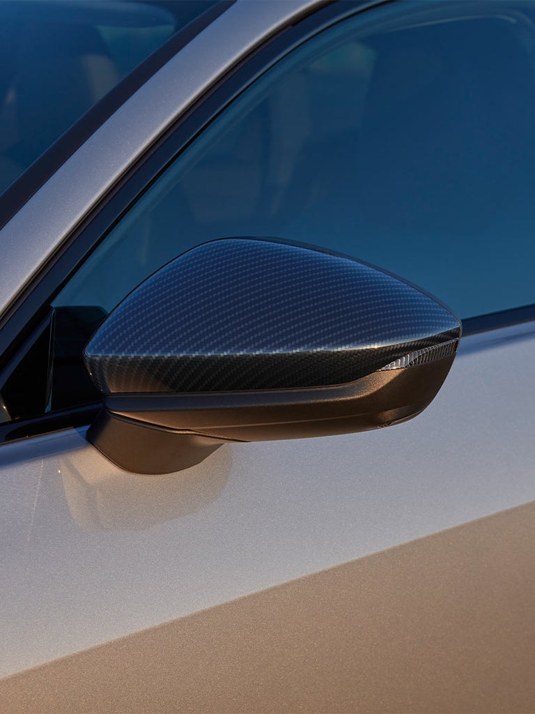 Nahaufnahme eines Außenspiegels des Audi A5 Avant mit Gehäuse in Carbon-Optik.