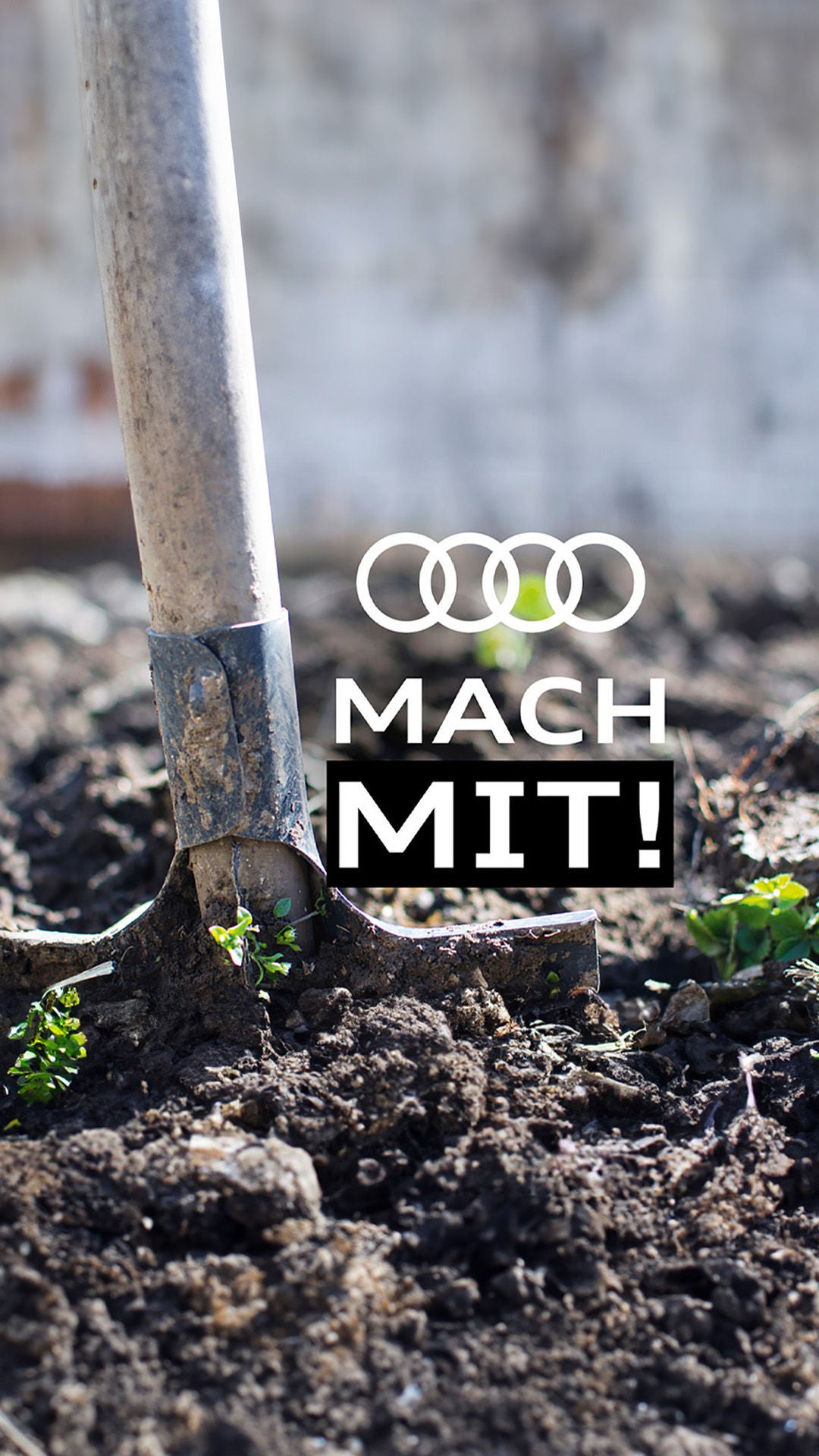 The shovel is in the ground, the Mach Mit! lettering is next to it
