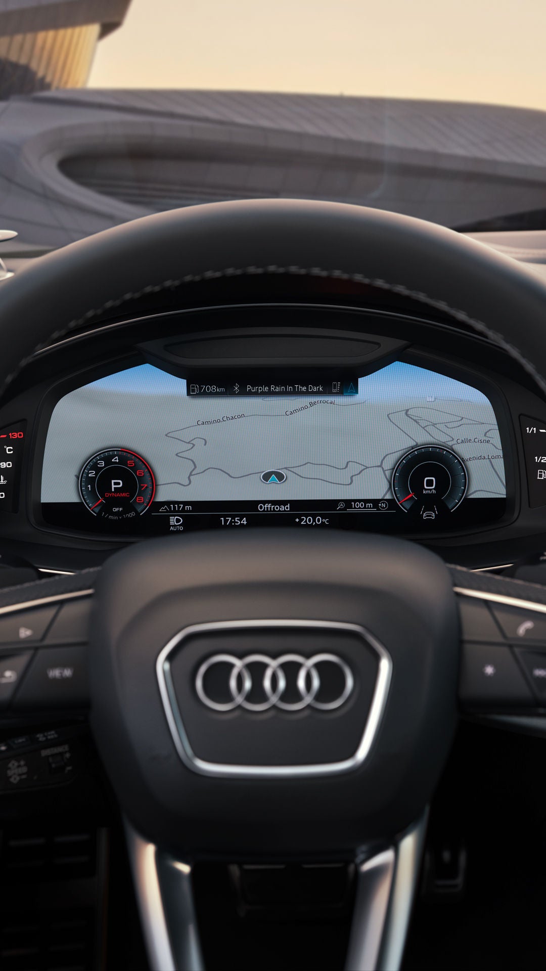 Detailaufnahme des Lenkrads und des Fahrer-Displays.