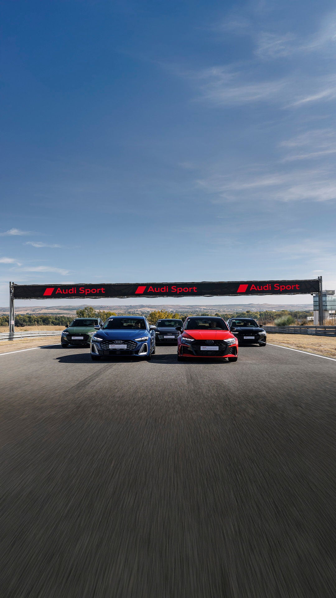 Foto de los cursos de conducción Audi driving experience en la que aparece un coche Audi Sport. 
