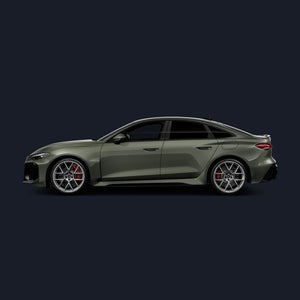 Seitenansicht einer dunkelgrünen Audi RS 5 Limousine auf dunklem Hintergrund.