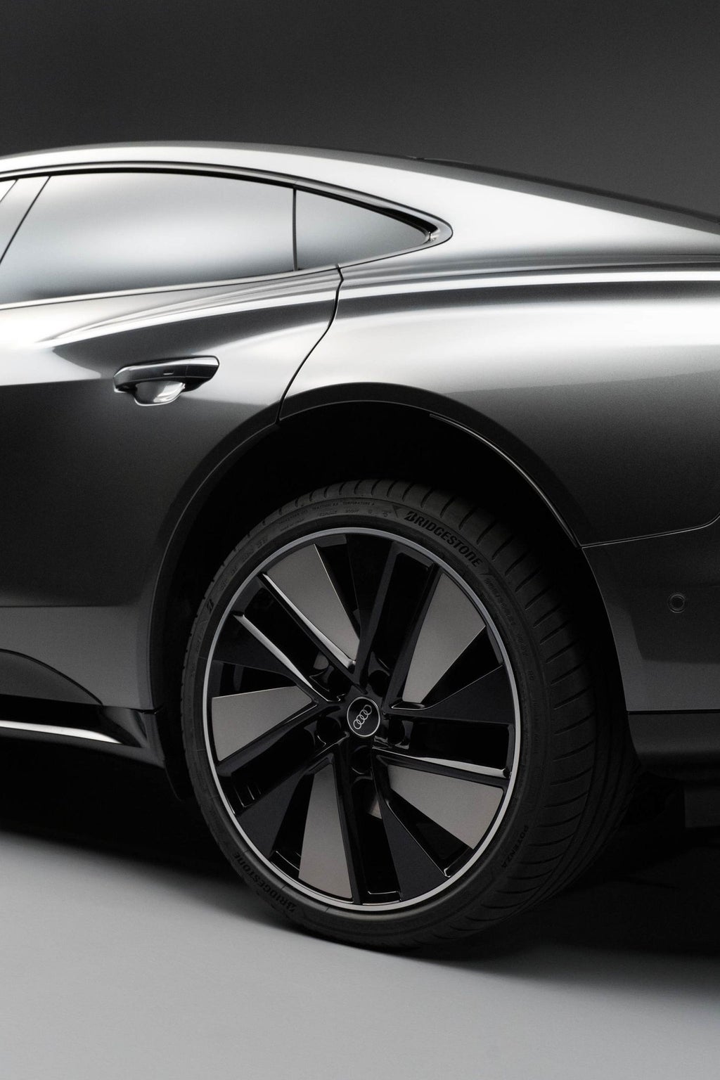 Audi e-tron GT i komfortinnstilt posisjon, hevet med 77 mm.