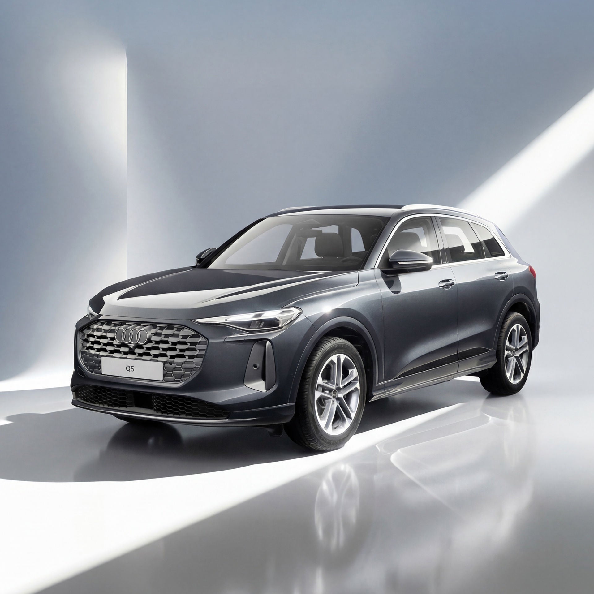 Ein schwarzer, moderner SUV steht in einem hellen Studio. Das Fahrzeug ist schräg von vorne zu sehen und gleichmäßig ausgeleuchtet.