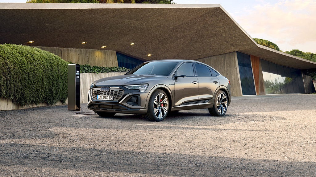 Foto de un coche híbrido enchufable y las etiquetas ambientales de la DGT 