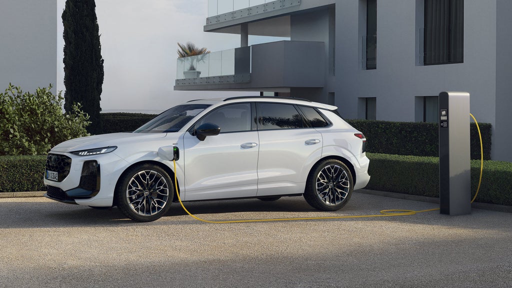 Vue latérale Audi Q3 SUV e-hybrid en train de charger