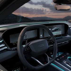 Blick in das Cockpit der A5 Limousine von der Fahrerseite. Am unteren Rand der Windschutzscheibe ist das Interaktionslicht zu sehen.