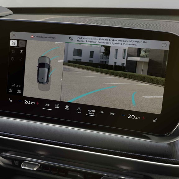 Zoom in on the parking assistant with the image from the rear camera.