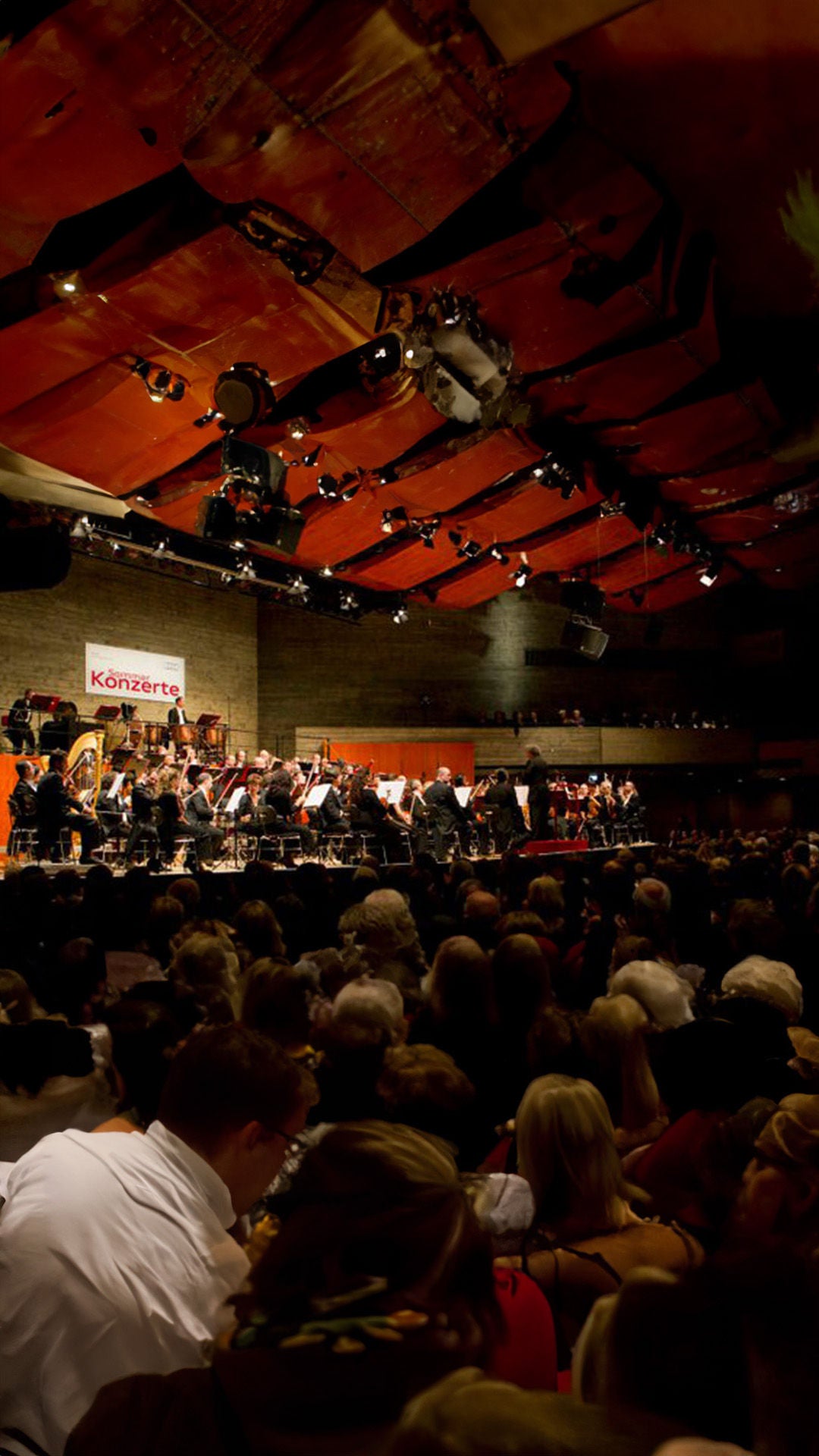 Band spielt auf der Bühne vor großem Publikum.