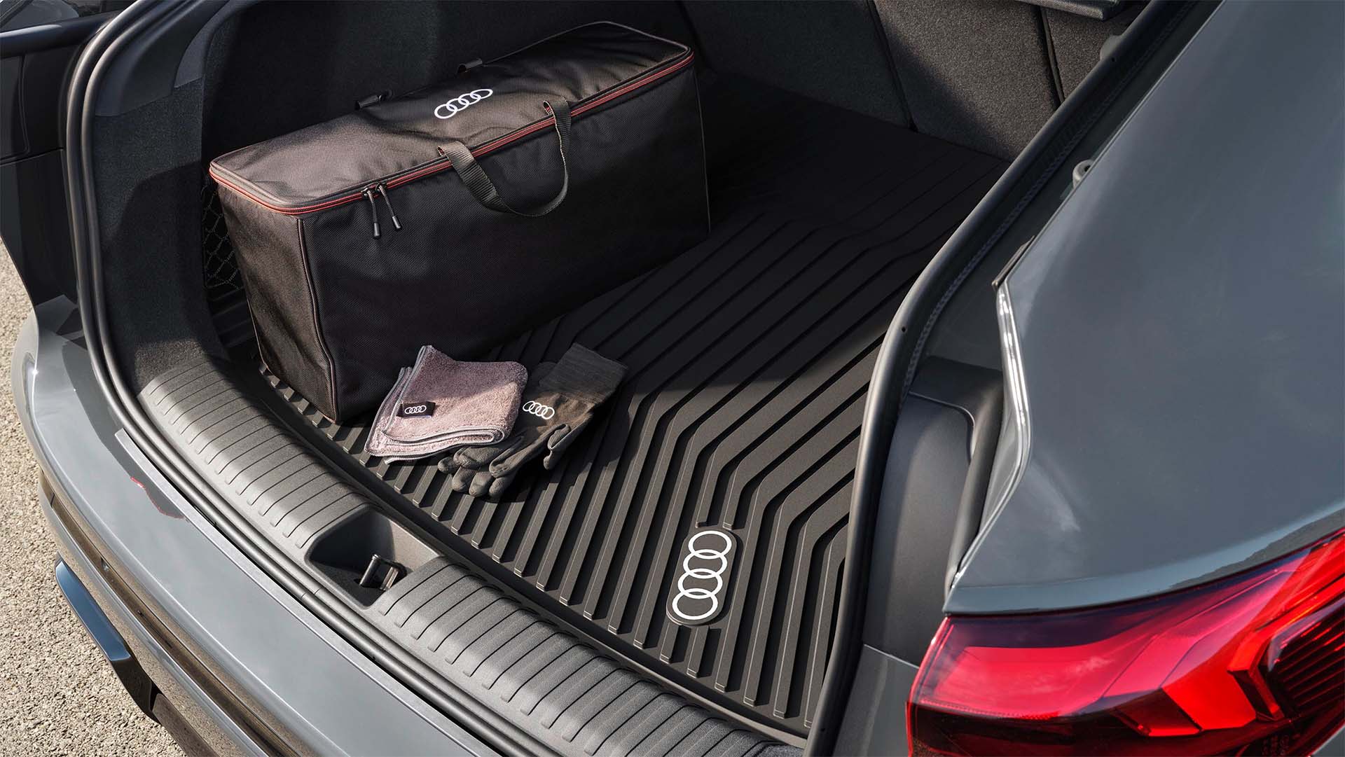 Audi-originalt tilbehør i bagasjerom på Audi Q6