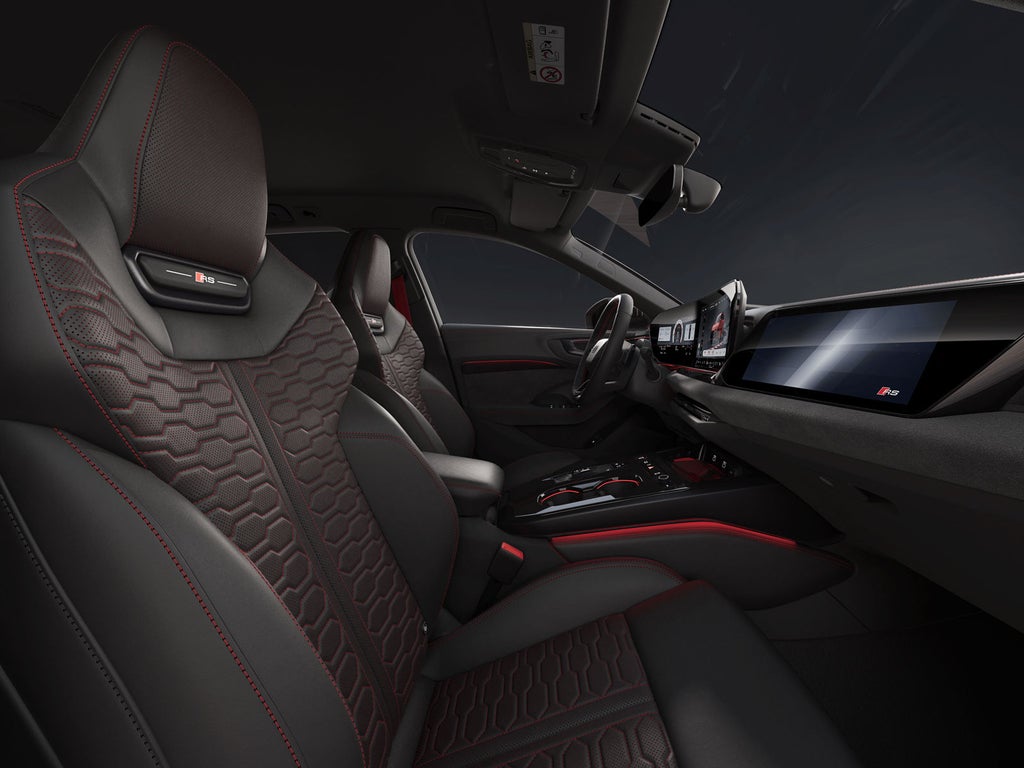 Widok od strony pasażera na fotele i kokpit Audi RS 5 Avant.