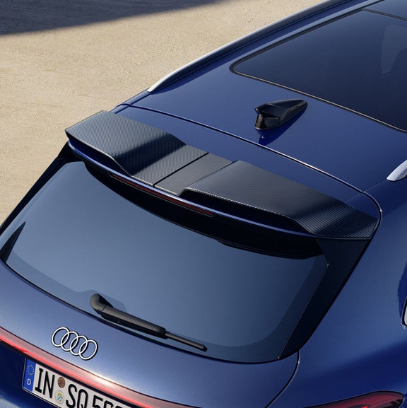 Nahaufnahme des Dachkantenspoilers des SQ5 SUV.