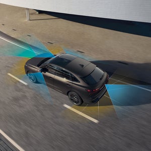 Der Q3 Sportback im Verkehr mit aktiviertem Assistenzsystem.