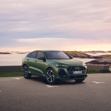 鋭い形状のヘッドライト