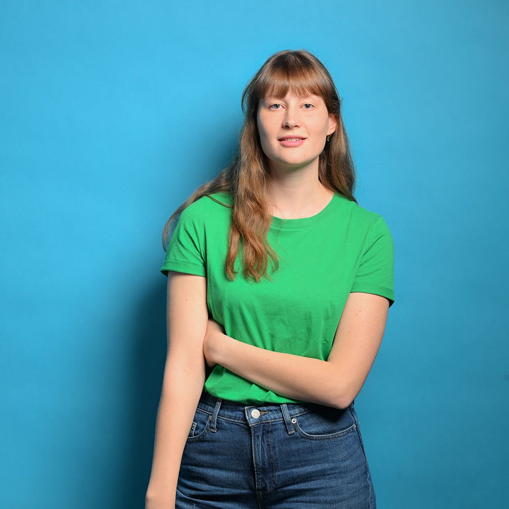 Josee hat einen Arm angewinkelt und schaut in die Kamera