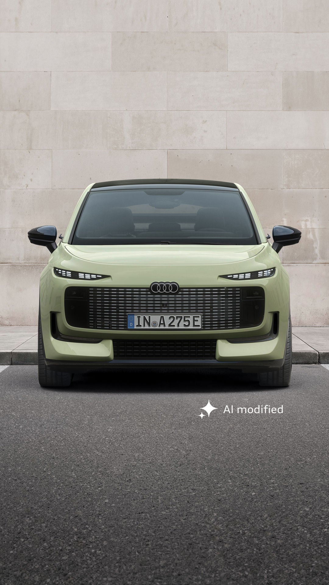 Audi A2 e-tron sedd från sidan, står parkerad framför en modern byggnad i stadsmiljö.