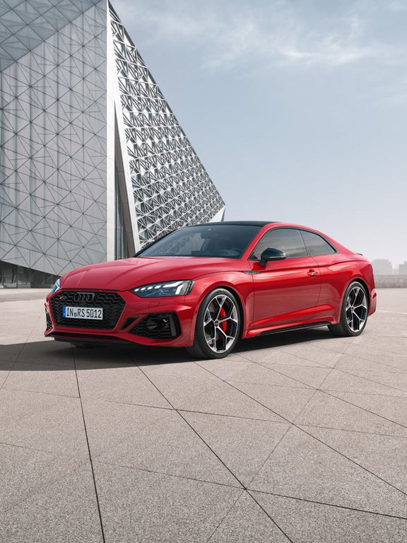  Czerwone Audi RS 5 Coupé na ulicy.