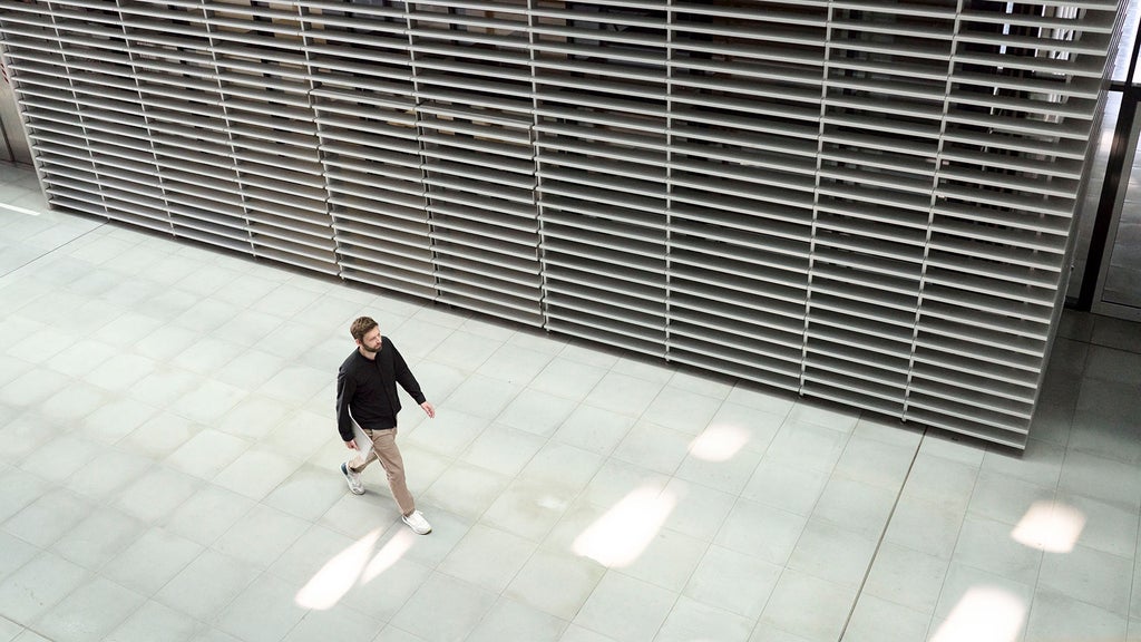 Andreas Kühne läuft an einer Wand vorbei