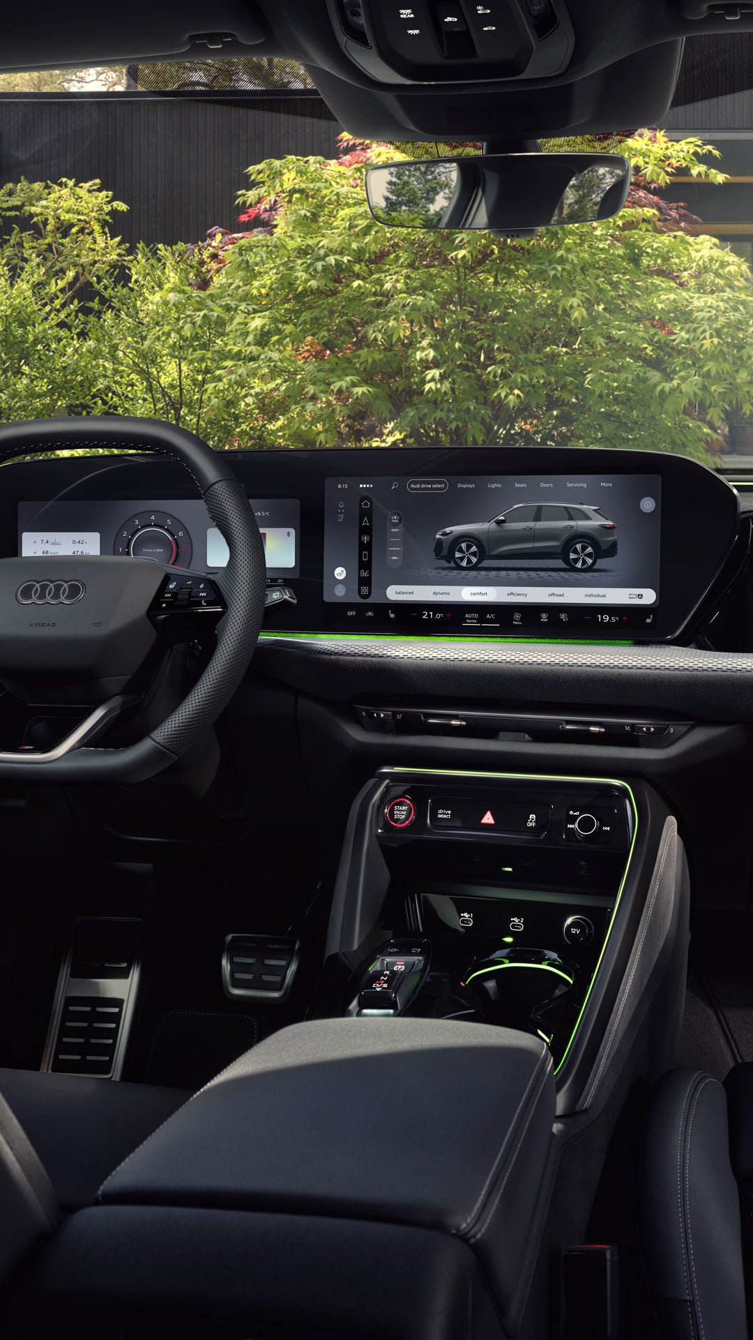 Vue depuis la banquette arrière vers le poste de conduite de l’Audi Q5 SUV. L’accent est mis sur l’écran panoramique avec l’Audi virtual cockpit et l’écran MMI.