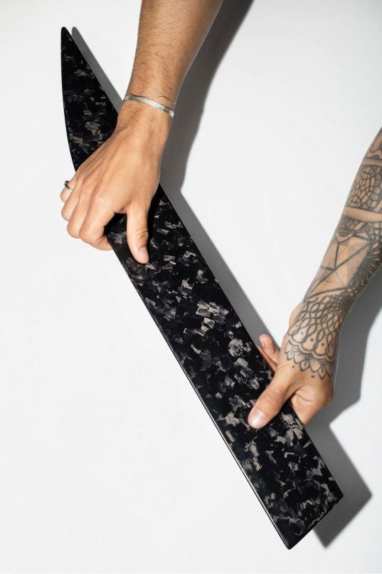 Element dekoracyjny Carbon Camouflage w rękach Krönera.