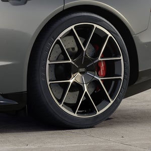 Nahaufnahme eines 21-Zoll-Leichtmetallrads im 6-Doppelspeichen-RS-Design.