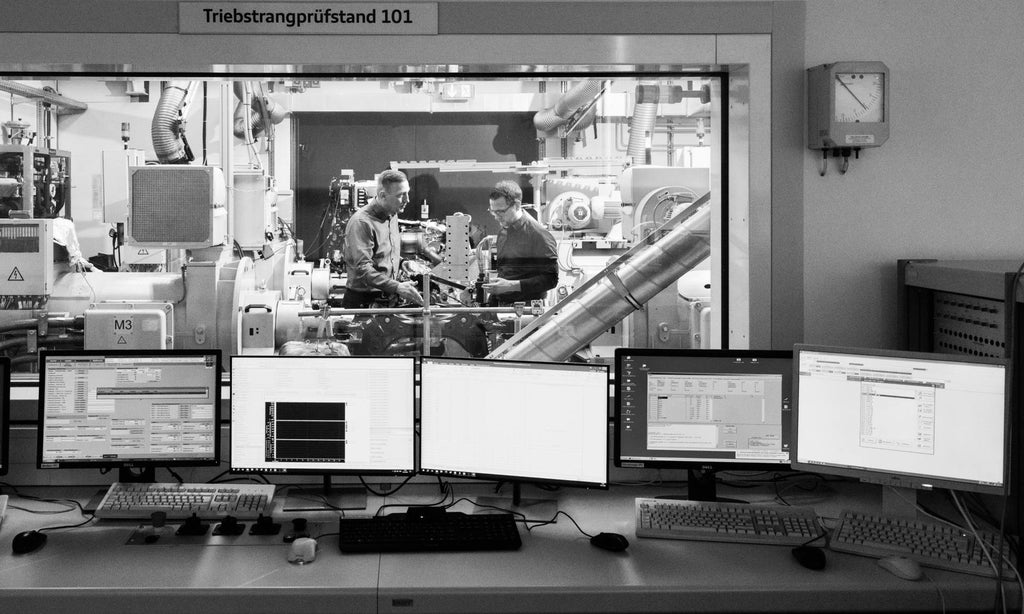 Dieter Weidemann und Bastian Heidler diskutieren in
einem Prüfstand über einen Antriebsstrang.