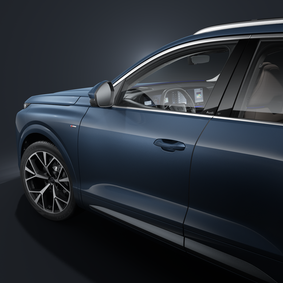 Vue sur la porte conducteur gauche du SUV Audi Q7.