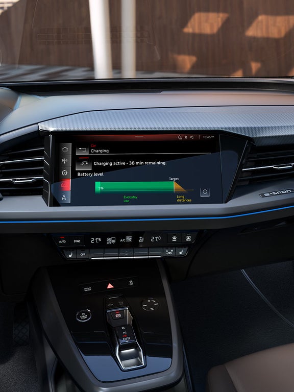 Zentrales Display eines Audi Q4 e-tron zeigt aktiven Ladevorgang mit 5 % Akkustand und 38 Minuten verbleibender Ladezeit.