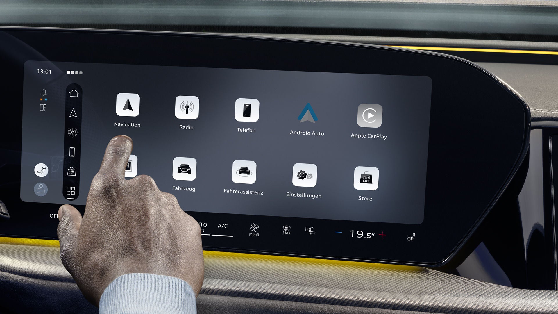 Nahaufnahme des MMI touch-Displays im Q5 Sportback. Ein männlicher Finger zeigt auf das Icon Navigation.