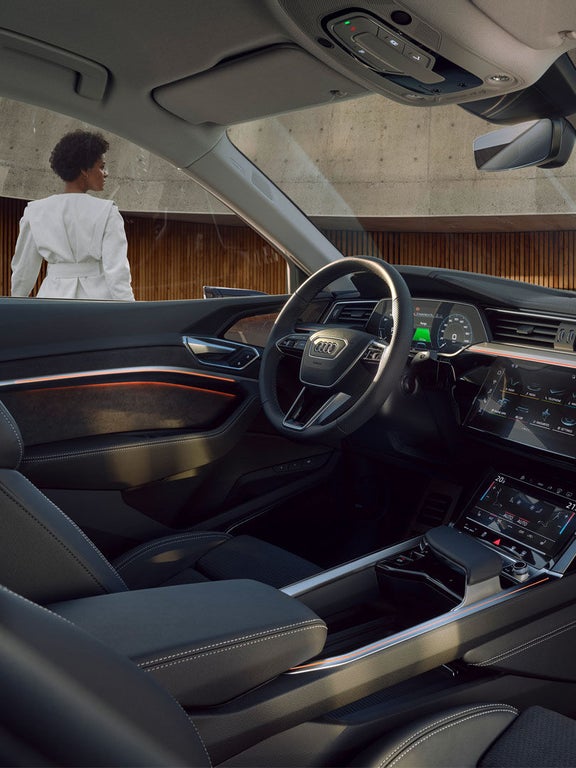 Side cockpit view Audi Q8 Sportback e-tron