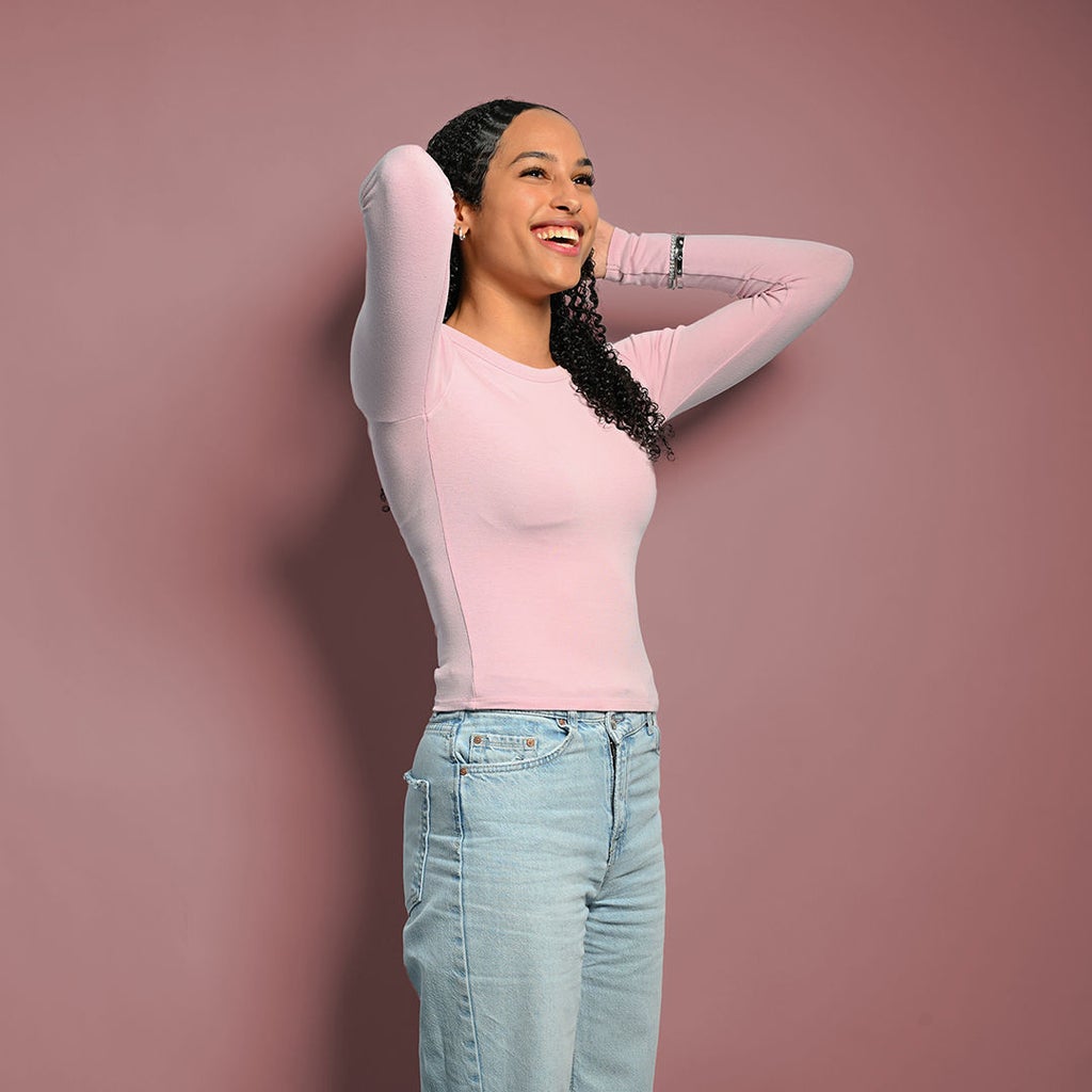 Lisa-Marie schaut nach rechts und hat ihre Hände in den Haaren