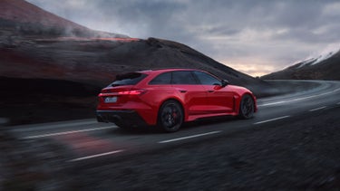 Der RS 5 Avant fährt eine langgezogene Kurve auf einer Gebirgsstraße in vulkanischer Umgebung.