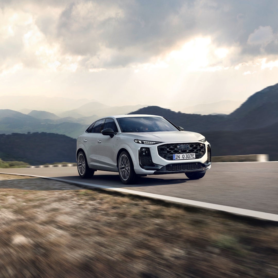 Audi Q3 e-hybrid in marcia su una strada di montagna