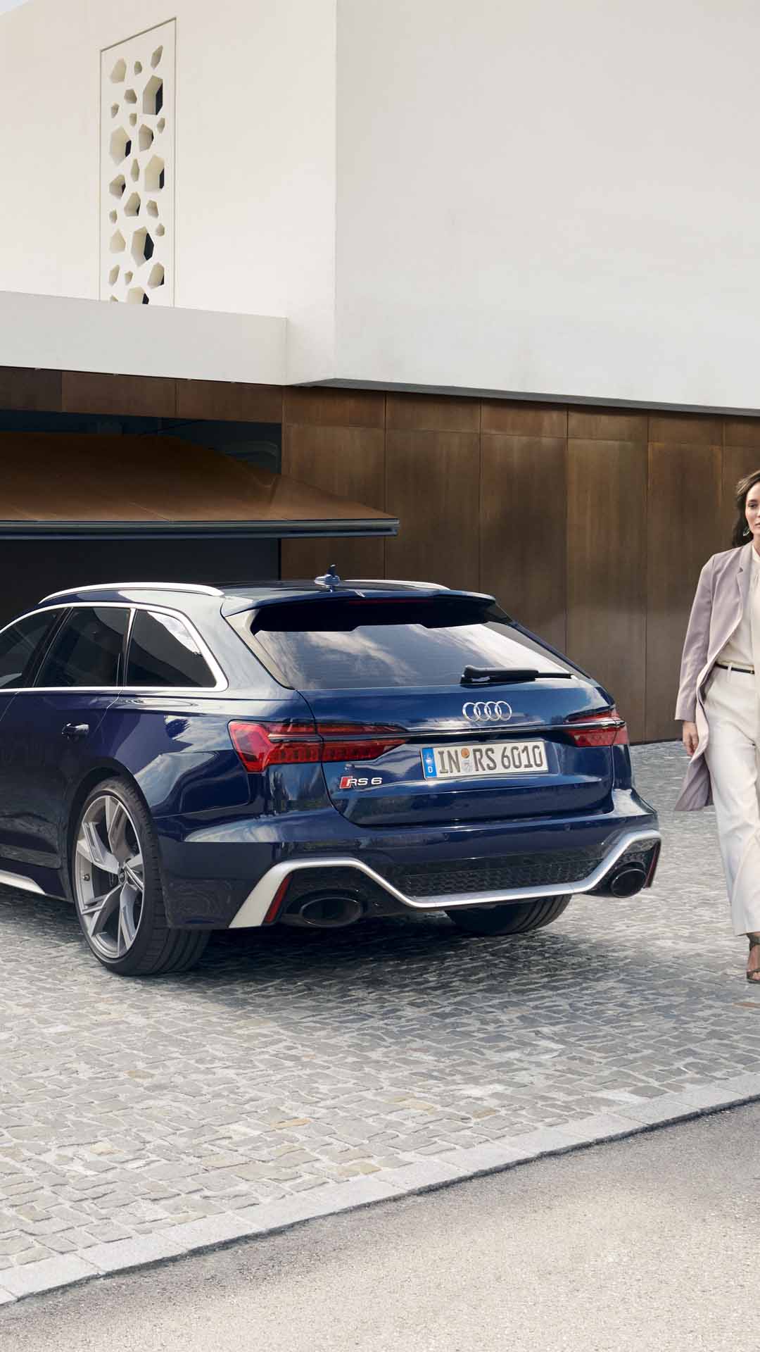 Audi RS 6 Avant Vista posteriore laterale con modello di lato