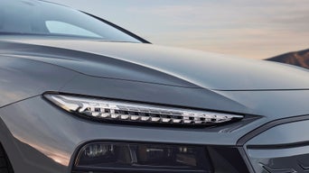 Audi A6 e-tron herangezoomd in der Frontansicht