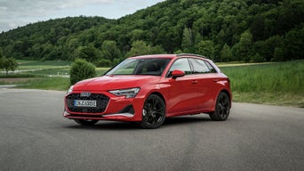 Foto de un modelo híbrido enchufable de Audi.