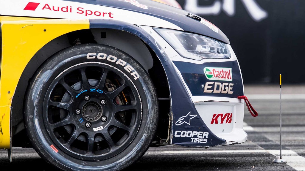 Das Foto zeigt die Front eines Audi Rallycross-Autos.