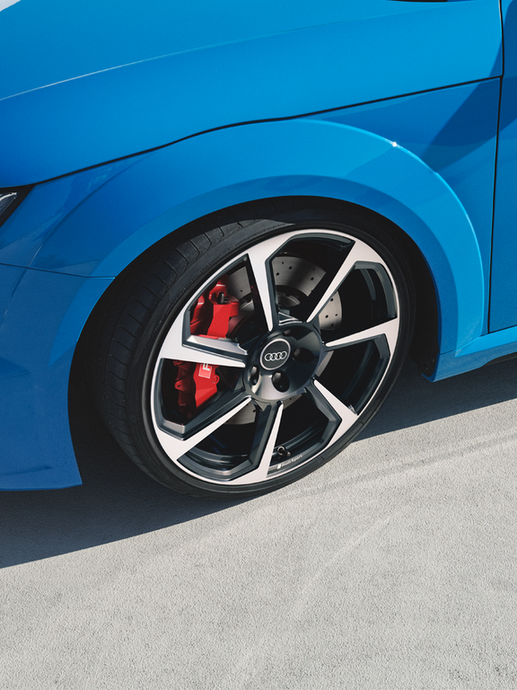 Foto de las llantas y los frenos en rojo del Audi TT RS Coupé. 