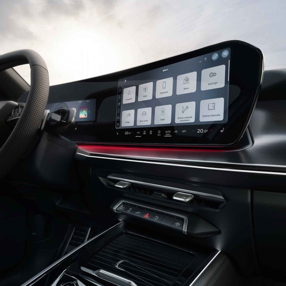 Gli interni dell’Audi Q3 Sportback e-hybrid. Si vede il display panoramico con le diverse impostazioni della vettura.