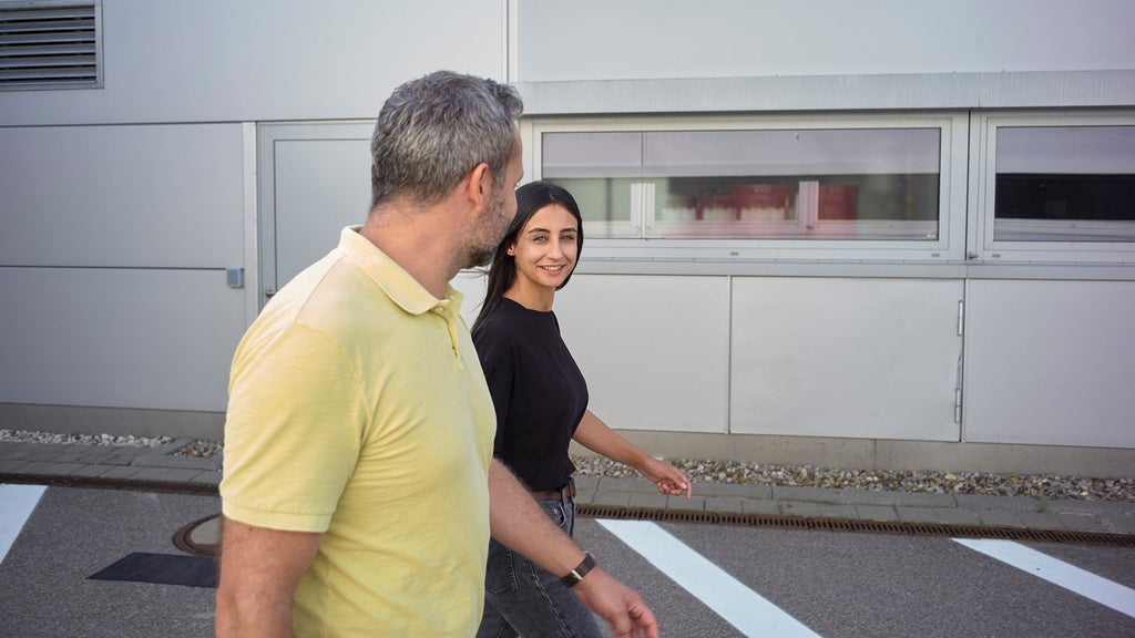 Aylin Reyhan spricht beim Laufen mit einem Kollegen