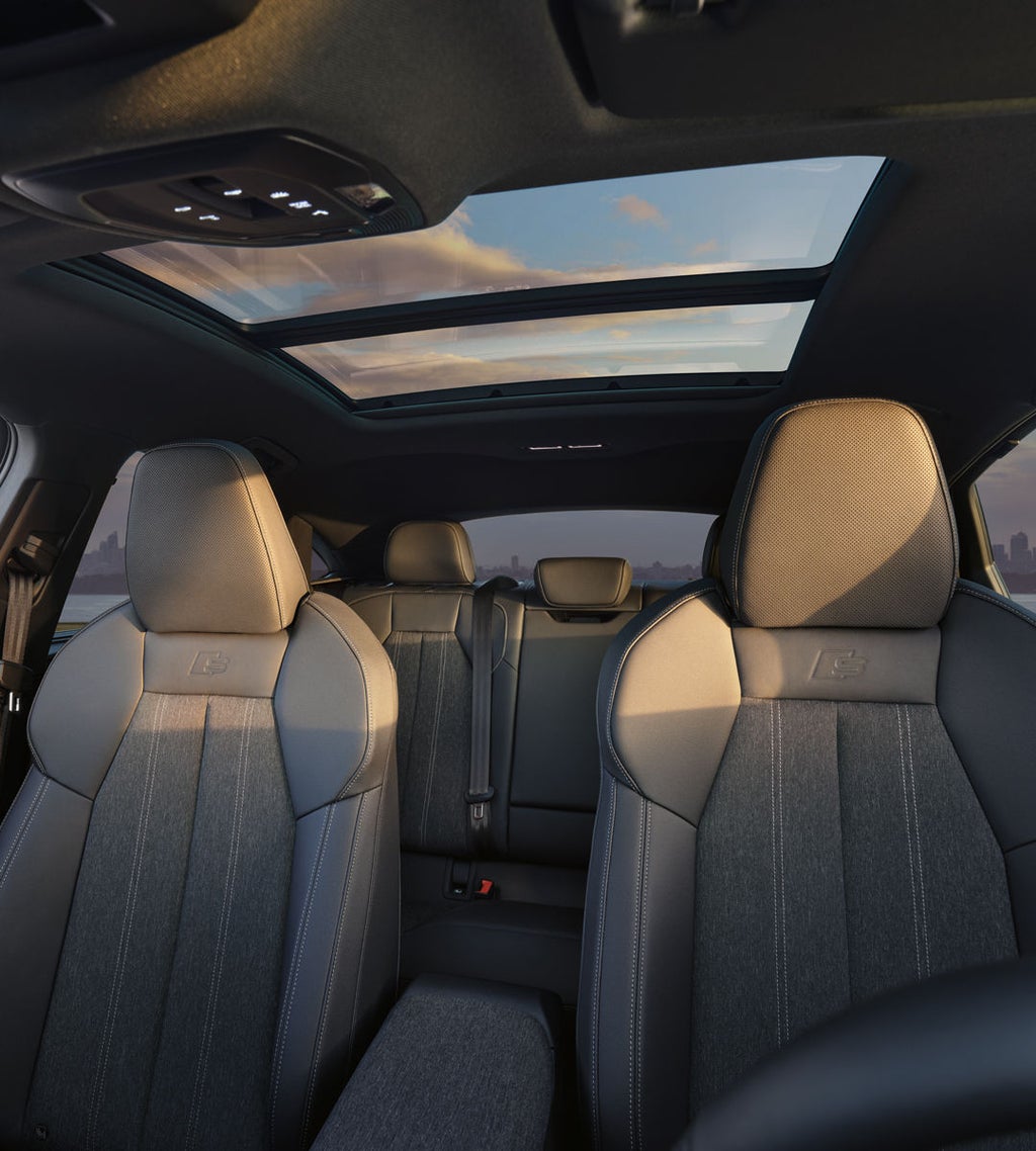 Der Innenraum des Q6 Sportback e-tron aus Perspektive des Cockpits. Im Fokus steht das Panorama-Schiebedach.