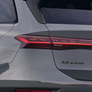 Nahaufnahme der hinteren, linken Heckleuchte des A6 Avant e-tron.