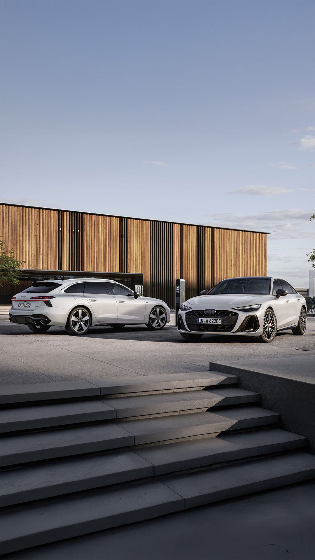 Audi A6 e-hybrid autod laadimas maja ees