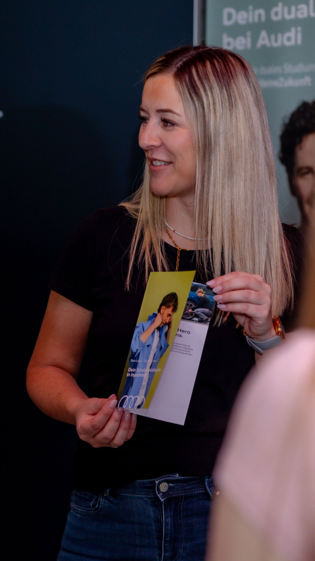 Zwei Schüler stehen an einem Messestand